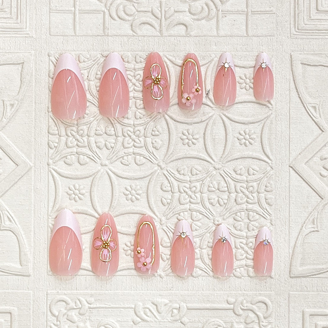 Elegantes Press-On Nagelkunst-Set mit floralen Akzenten Karnz