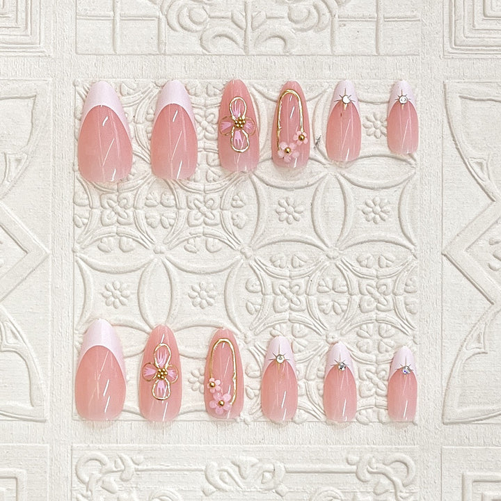 Elegantes Press-On Nagelkunst-Set mit floralen Akzenten Karnz