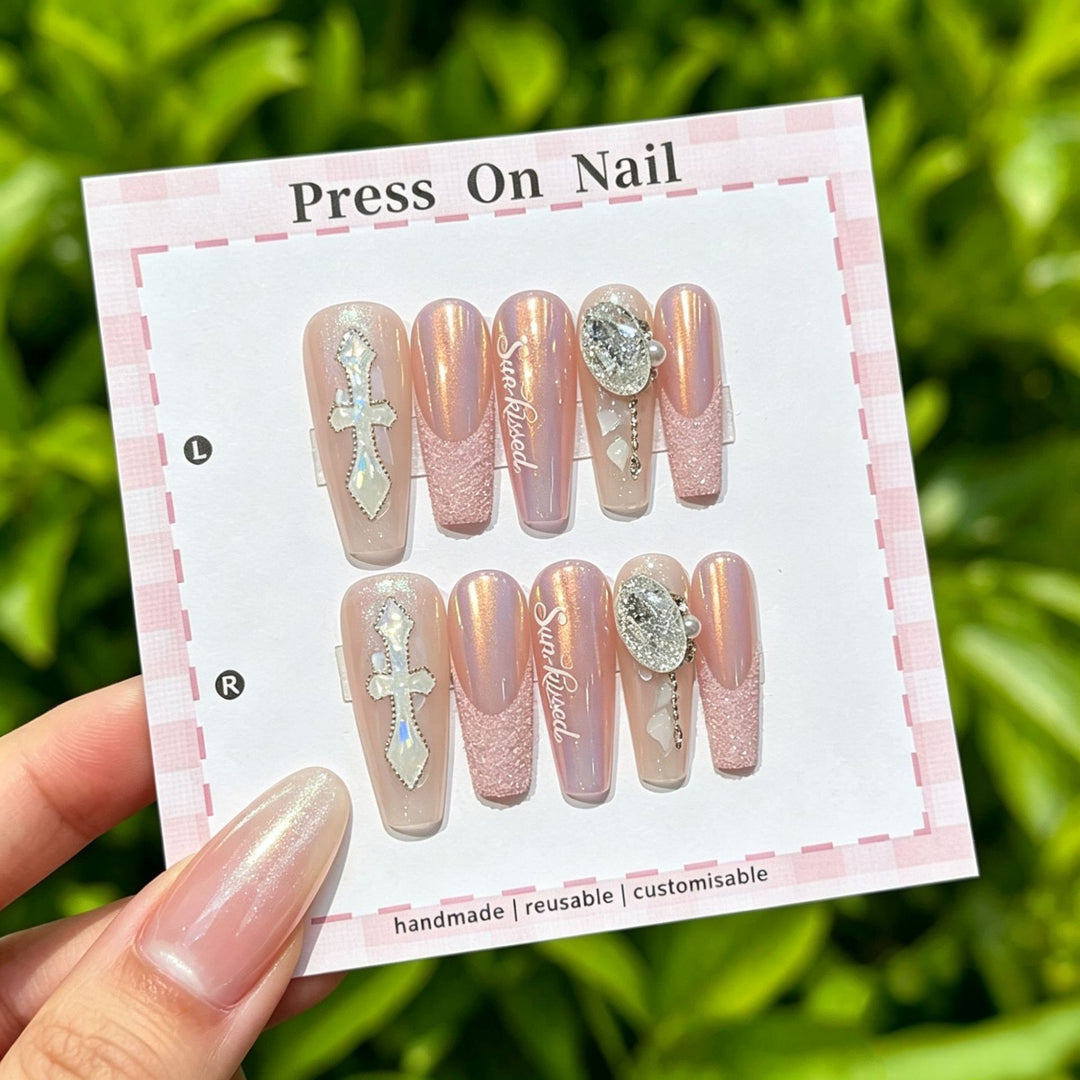 Wiederverwendbares Press-On Nagelkunstset mit floralen Akzenten