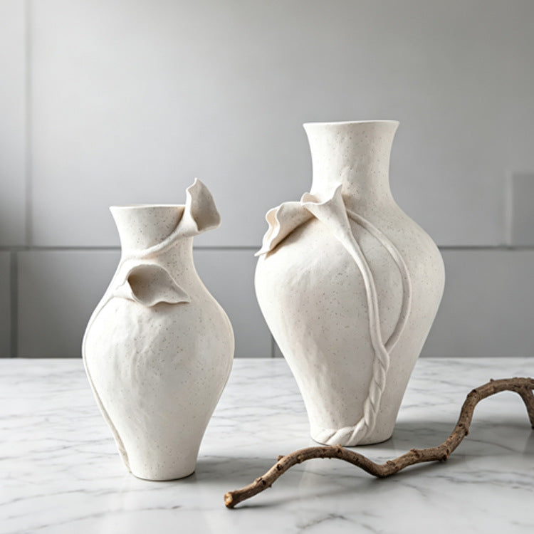 Elegante florale Metallvase