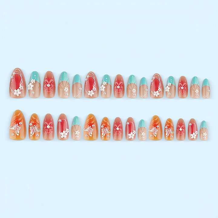 Kunstnagelset mit floralen Akzenten und glitzernden 3D-Applikationen Karnz