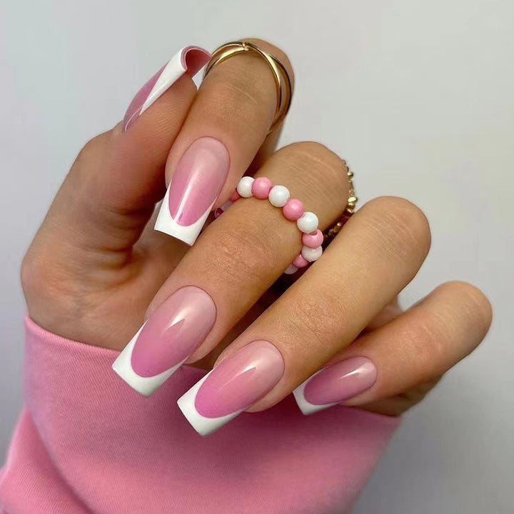 Kunstvolle Nagelverlängerungen mit zartem Ombre-Design Karnz
