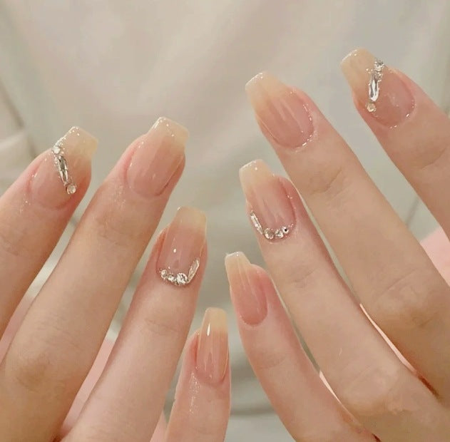 Elegante Press-On Nagelkunst Karnz