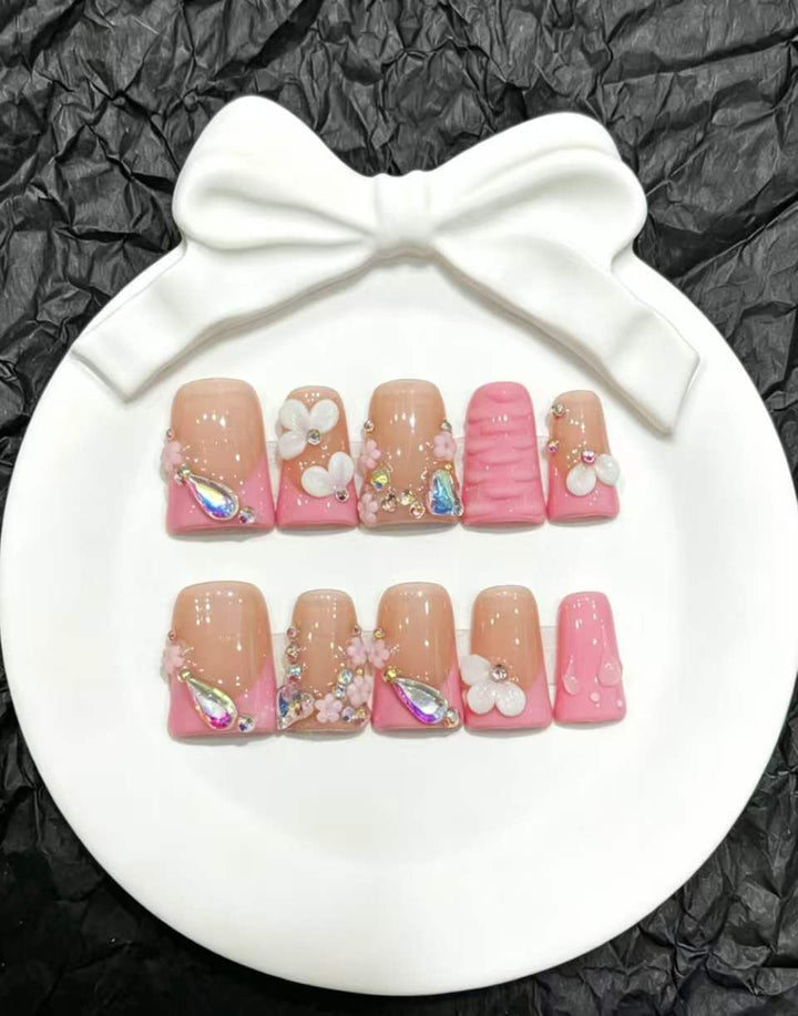 Dekoratives Press-On Nail Art Set mit floralen und Insektenakzenten