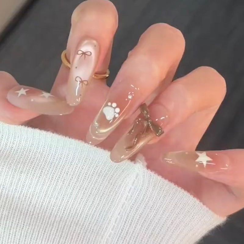 Kunstnagelset mit festlichem Geschenk-Design und eleganten Glitzer-Akzenten Karnz