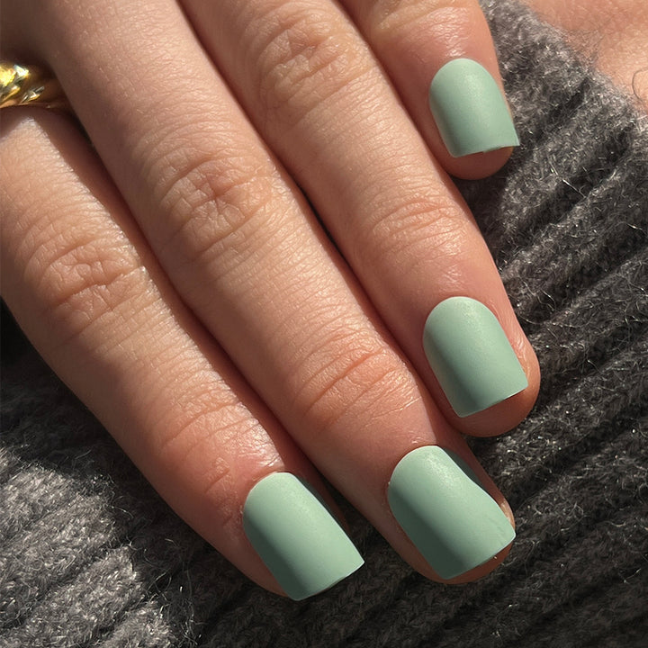 Künstliche Nagelkunst mit mattem Finish Karnz