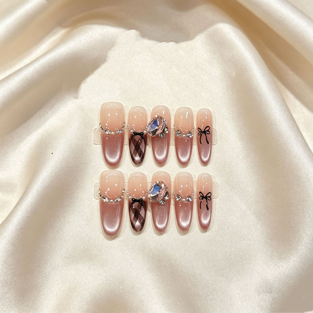 Glamouröse Stiletto Press-On Nagelkunst mit Schmuckakzenten