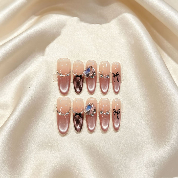 Glamouröse Stiletto Press-On Nagelkunst mit Schmuckakzenten