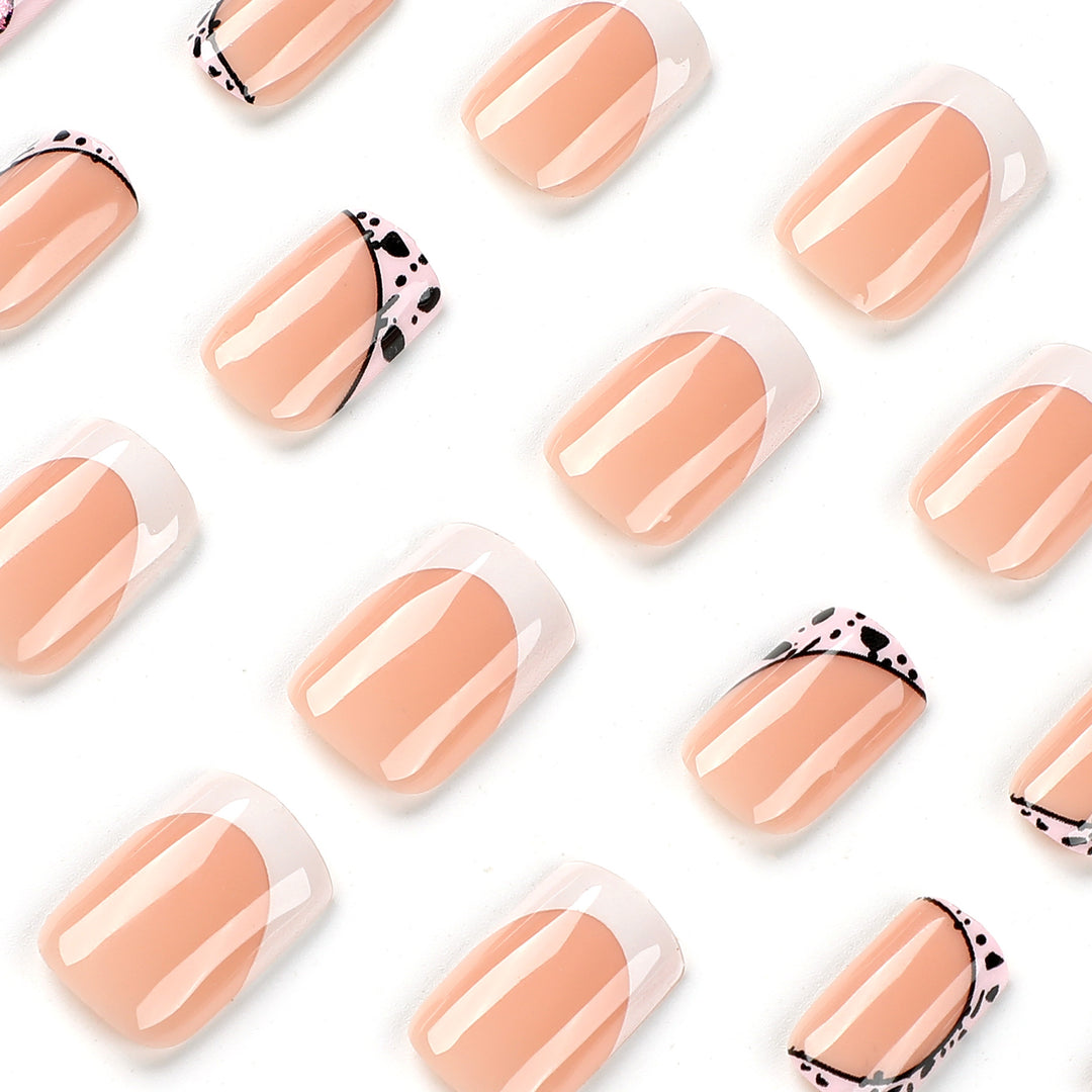 Kunstvolle Nagelkunst mit Herz- und Tiermotiven Karnz