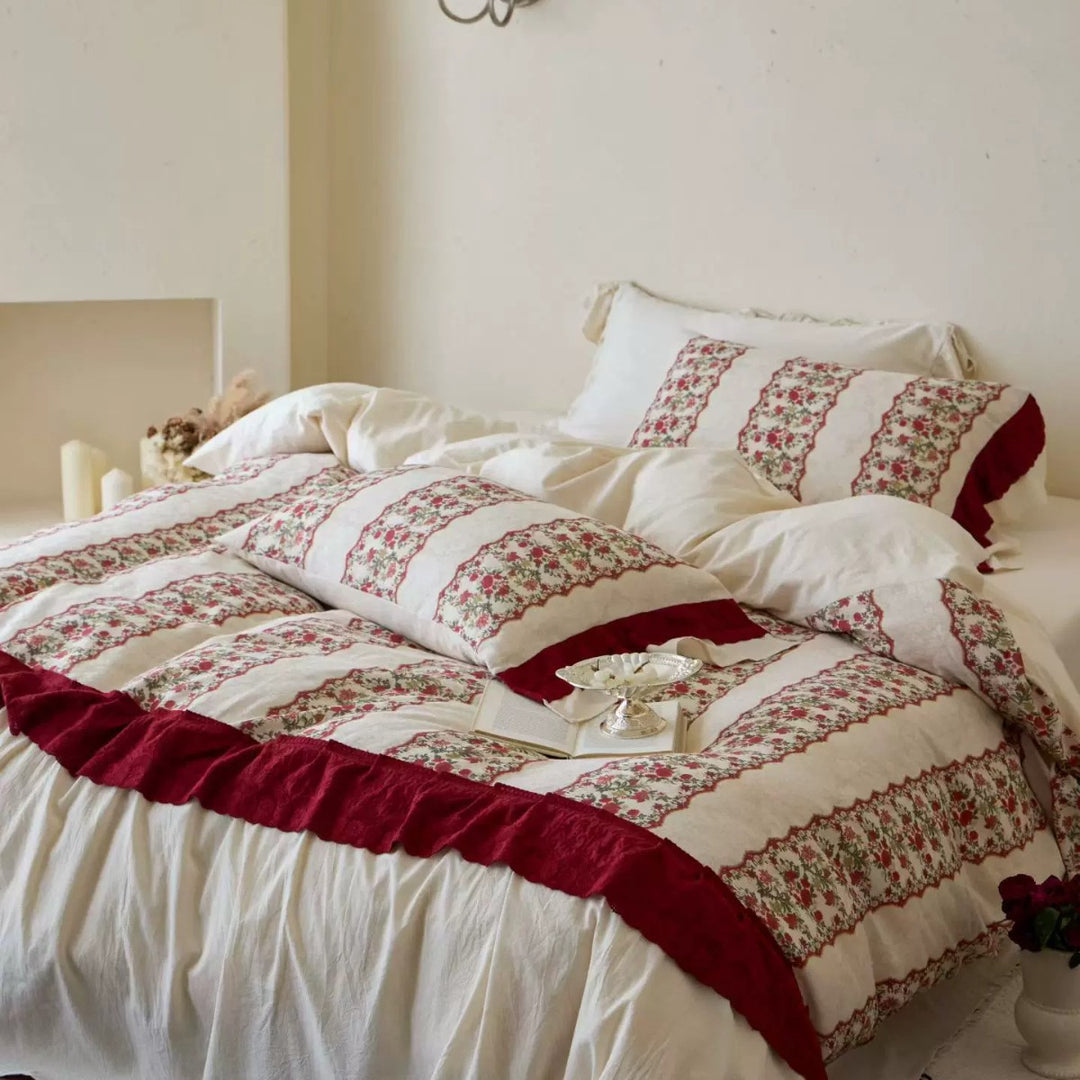 Patchwork-gestreiftes floral gesteppte Bettbezug-Set mit Rüschen Saum & Umschlagkissenbezüge