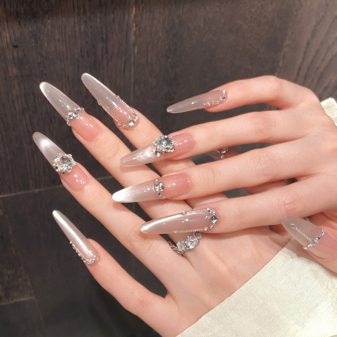 Elegantes Press-On Nagelkunst-Set mit dekorativen Kristall-Akzenten