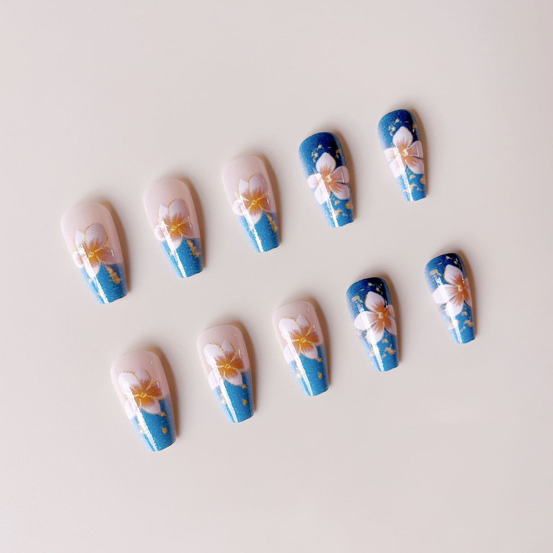 Kunstnagelspitzen mit floralen Akzenten und Glitzer Karnz