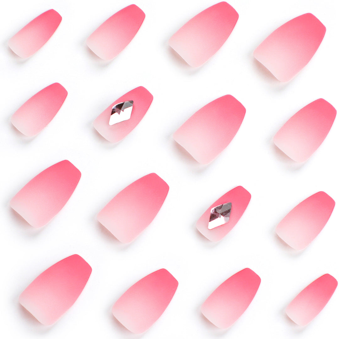 Glamouröse Nagelkunst mit eleganten Strass-Akzenten Karnz