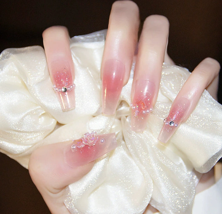 Elegantes Nageldesign mit Perlenverzierung Karnz