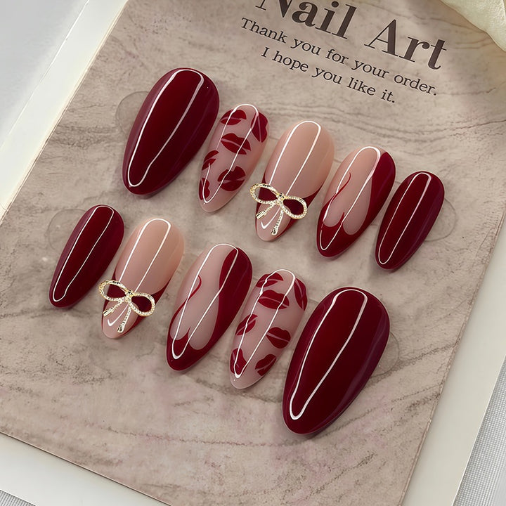 Kunstnagelset mit Glamourösen Verzierungen Karnz
