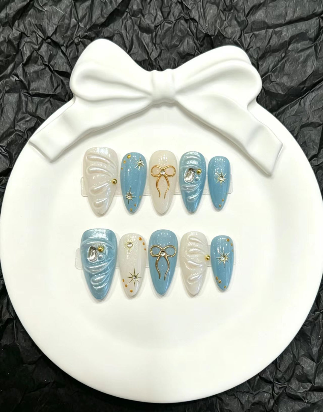 Dekorativer Press-On Nagelkunst-Set mit Schleifen- und Sternakzenten
