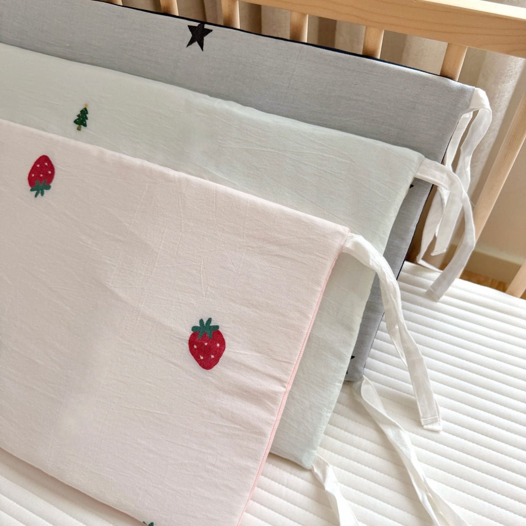 Babyausstattung Bettwäscheset mit Erdbeerstickerei und Nestchen