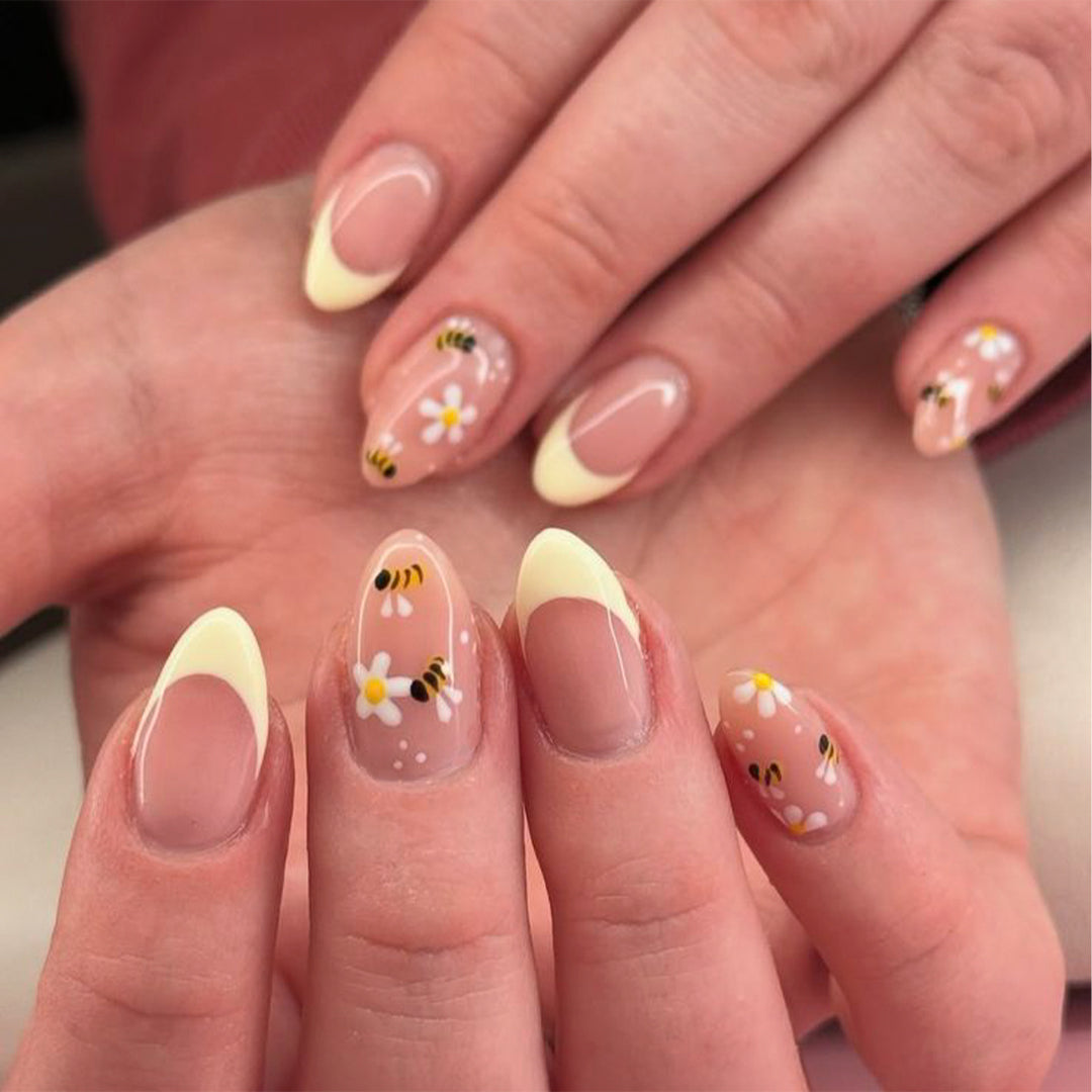 Künstliche Nagelkunst mit verspielten Punkten und Schleifen Karnz