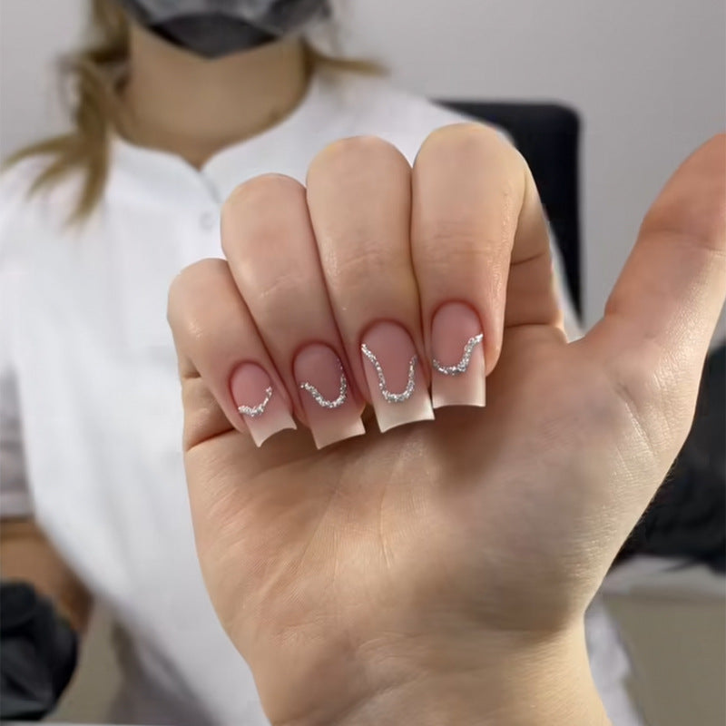 Elegante Stiletto Press-On Nagelkunst mit Strass-Akzenten Karnz