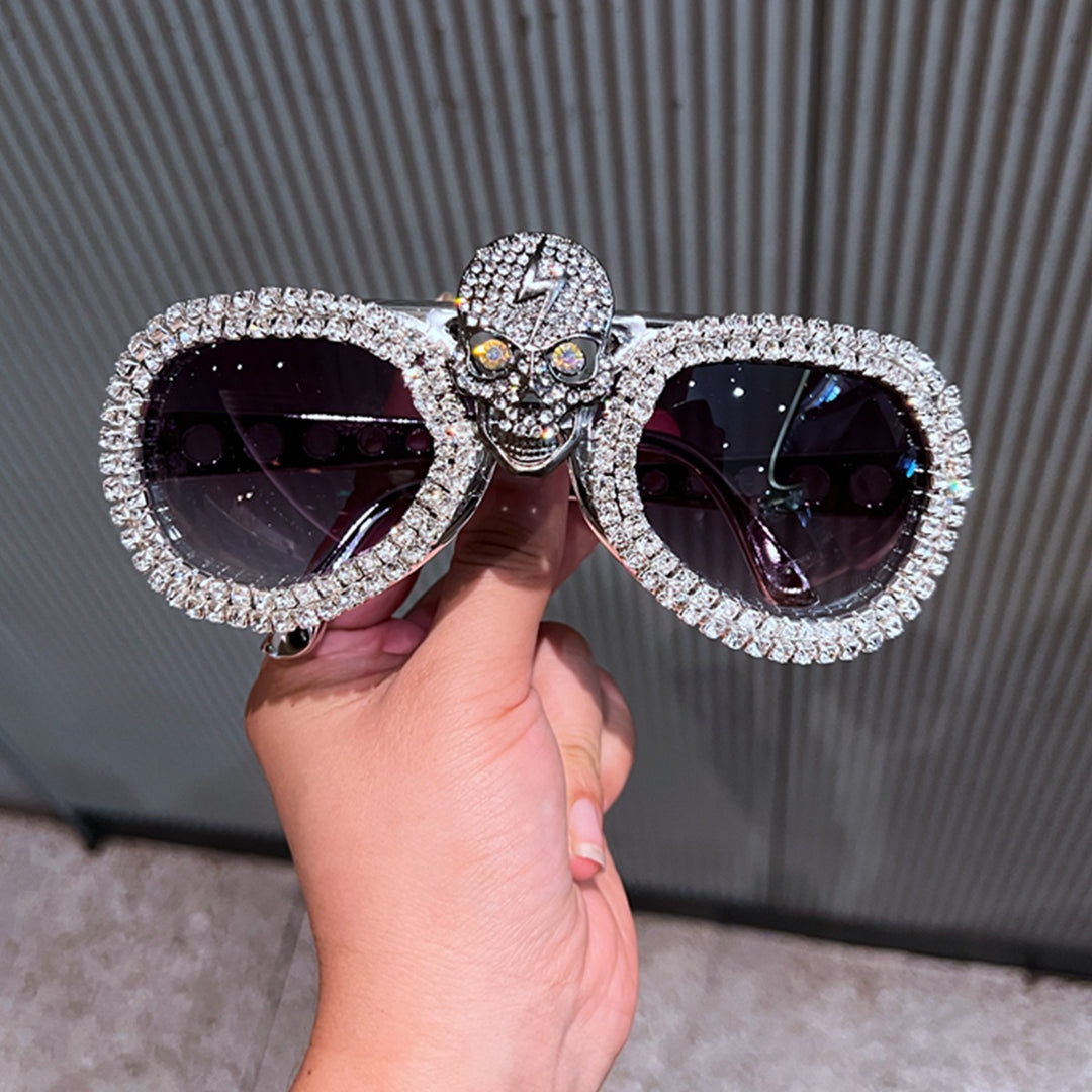 Damen Statement-Sonnenbrille mit auffälligem Totenkopf-Design und funkelndem Kristallbesatz Karnz