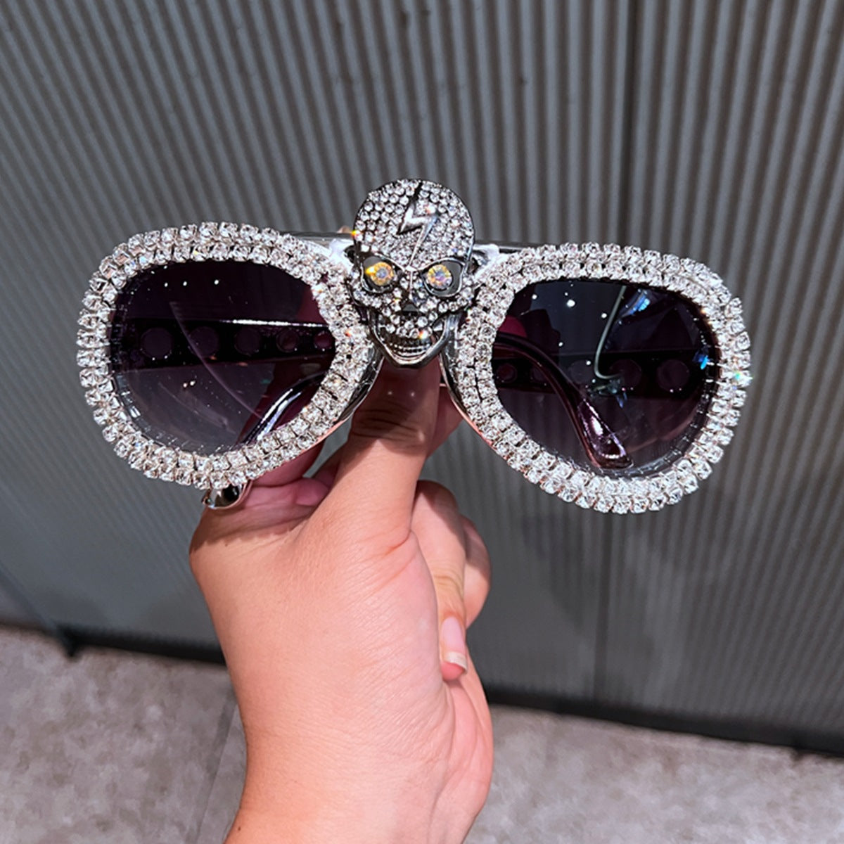 Damen Statement-Sonnenbrille mit auffälligem Totenkopf-Design und funkelndem Kristallbesatz Karnz