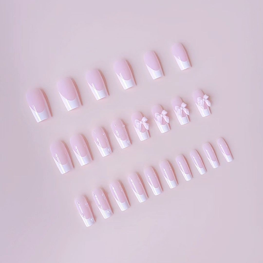 Kunstnagelset mit eleganten Schleifen- und Perlverzierungen Karnz