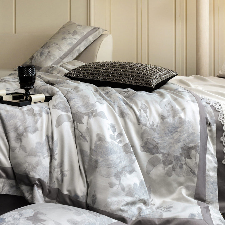 Baumwollsatin-Duvetbezug-Set mit zartem Aquarell‑Blumenprint, Paspelrand und passenden Kissenbezügen
