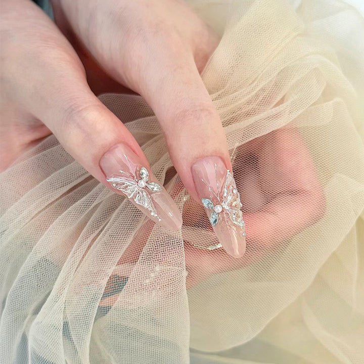 Glamouröse Stiletto Press-On Nagelkunst Set mit eleganten Edelsteinen Karnz