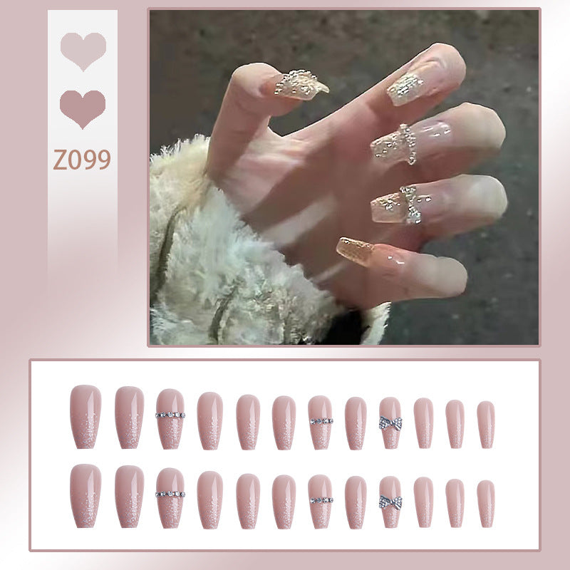 Kunstnagelset mit eleganten Glitzerverzierungen und schimmernden Akzenten Karnz