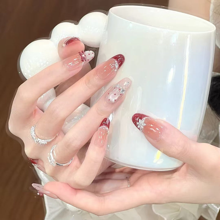 Dekoratives Press-On-Nagelset mit einzigartigen Mustern Karnz