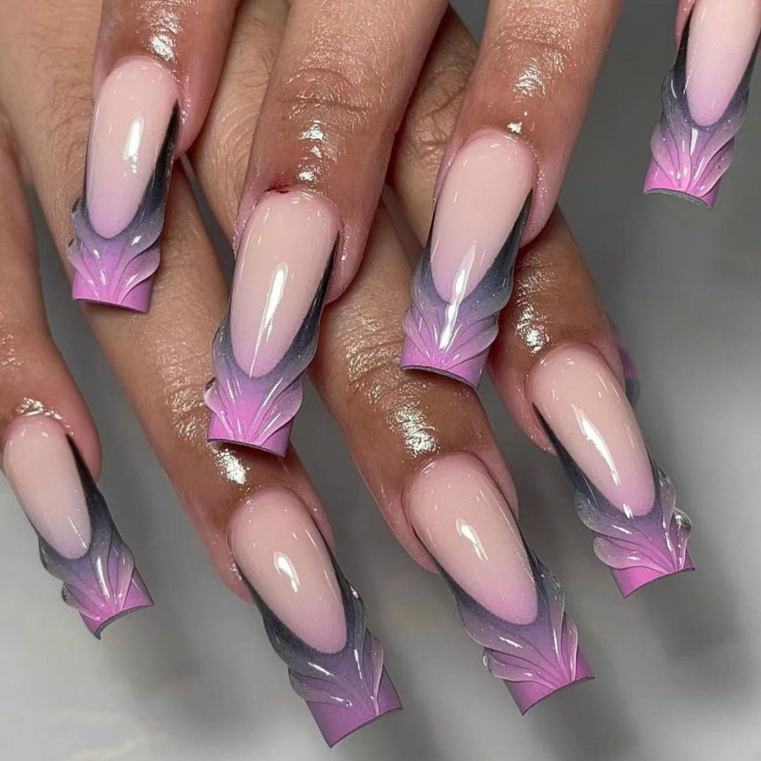 Kreative Nagelspitzen mit eleganten Spitzen Karnz