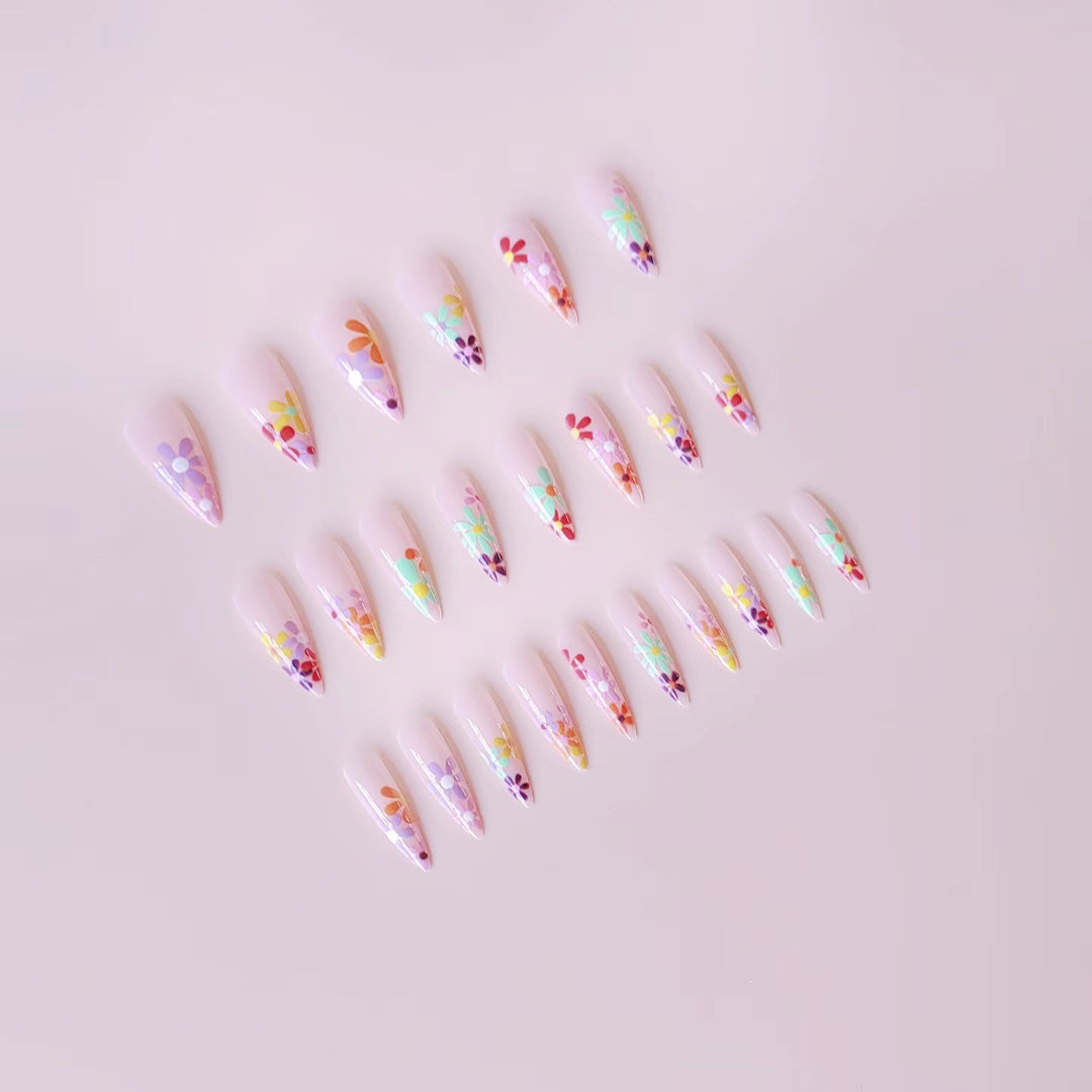 Kunstnagelset mit lebhaften Blumenmotiven und spitzen Akzenten Karnz