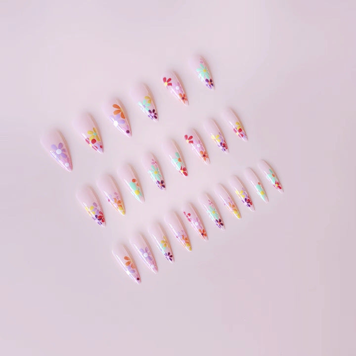 Kunstnagelset mit lebhaften Blumenmotiven und spitzen Akzenten Karnz