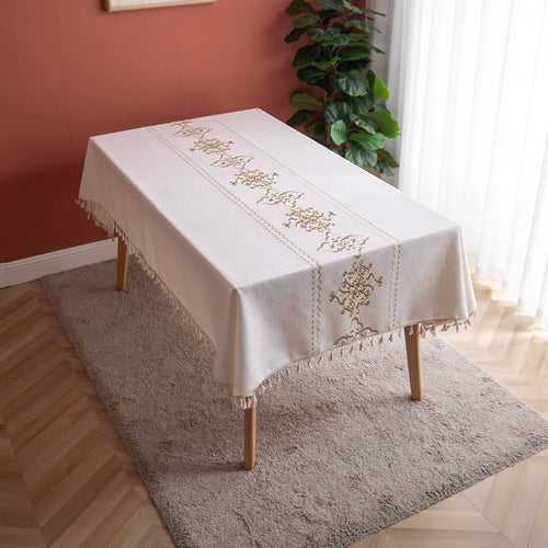 Elegante bestickte Tischdecke