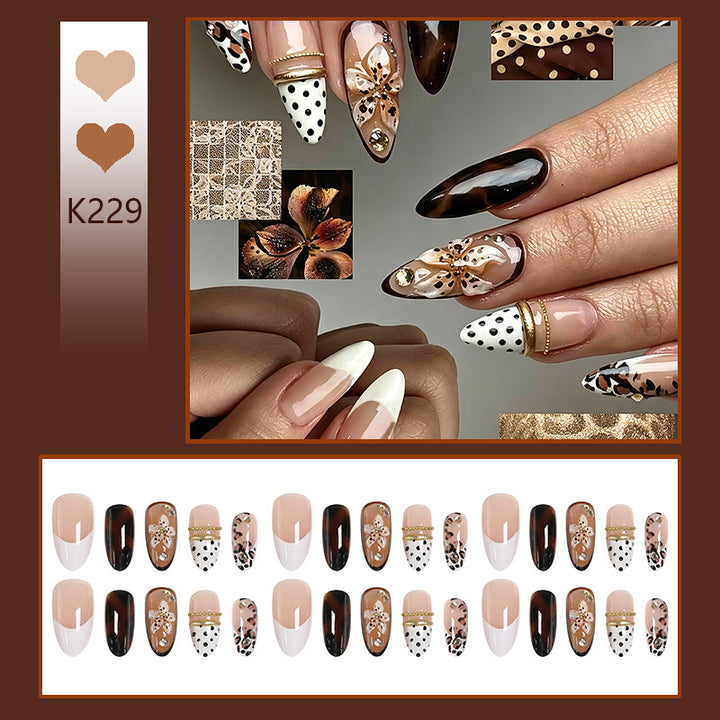 Kunstnagelset mit floralem und glamourösem Design Karnz