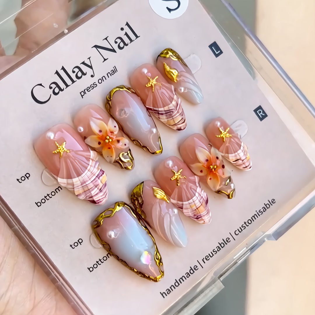 Kunstnagelset mit detaillierten Herzdesigns und Glamourösen Verzierungen Karnz
