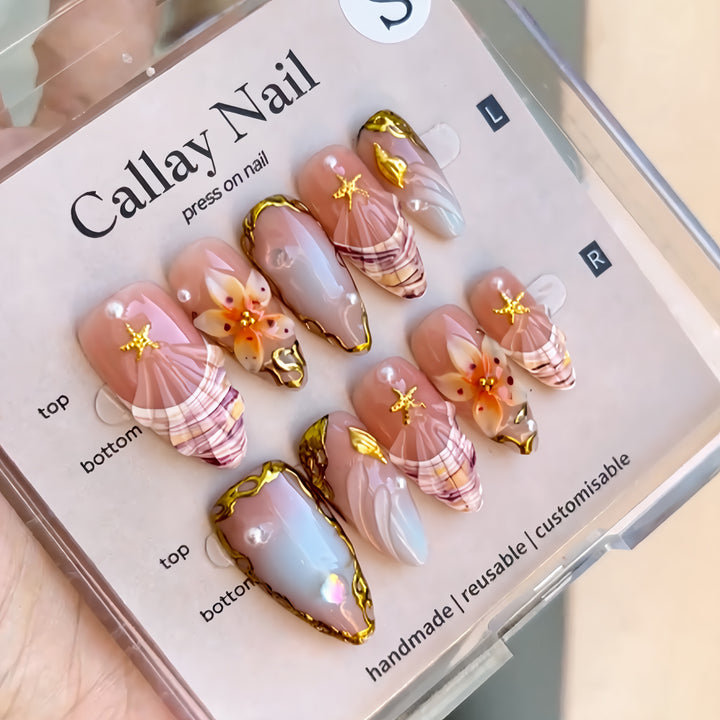 Kunstnagelset mit detaillierten Herzdesigns und Glamourösen Verzierungen Karnz