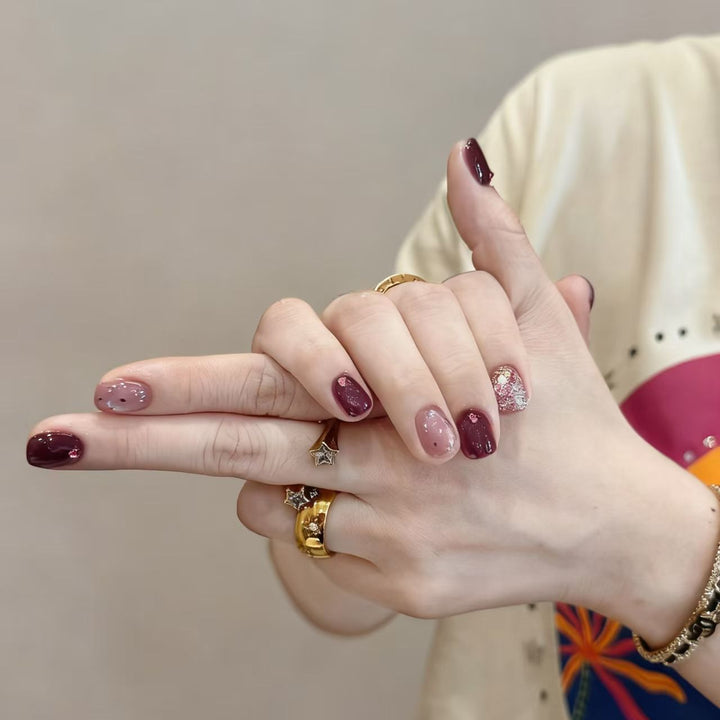 Künstlerische Glitzer-Nagelerweiterungen