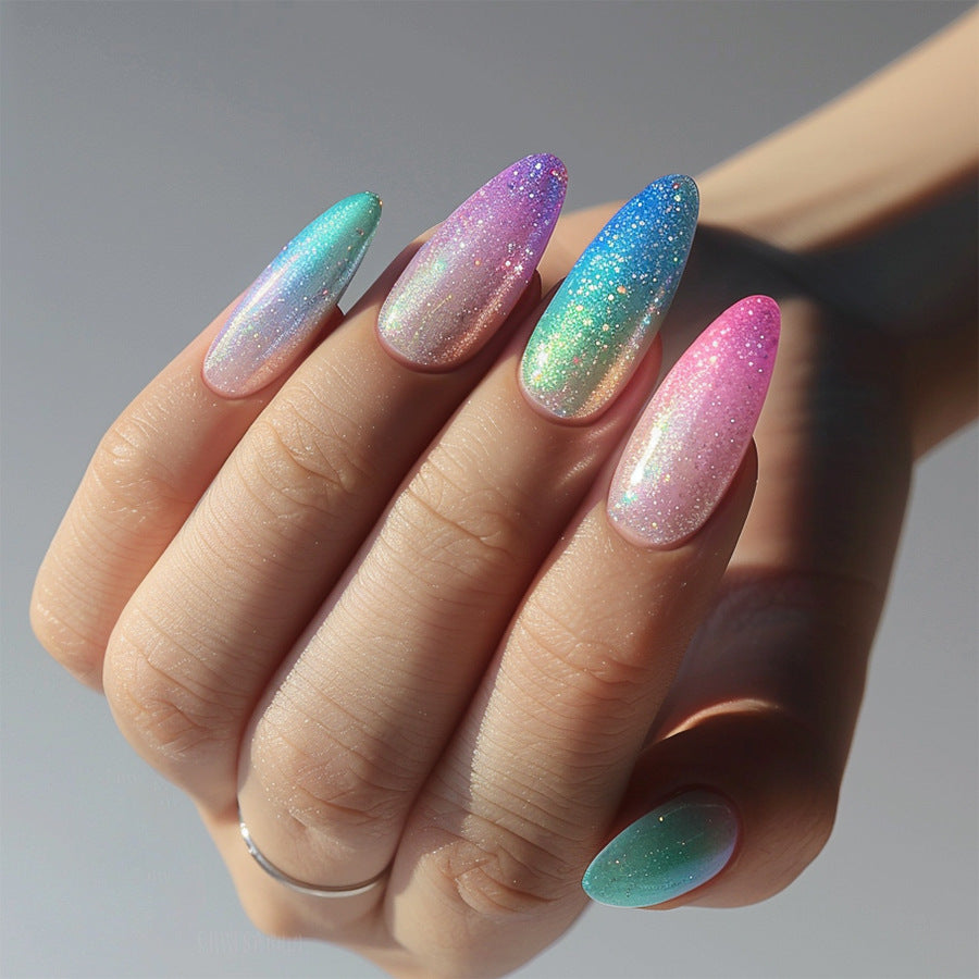 Kunstvolle Nagelverlängerungen mit Glitzer-Gradienten Karnz