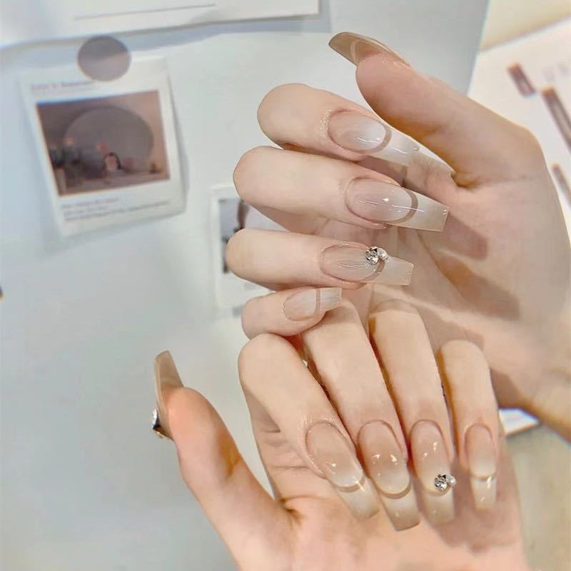 Kunstvolle French Tip Kunstnägel mit Strassakzenten Karnz