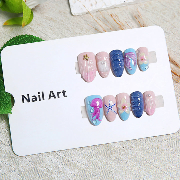 Kunstvolle Nagelspitzen im maritimen Stil Karnz