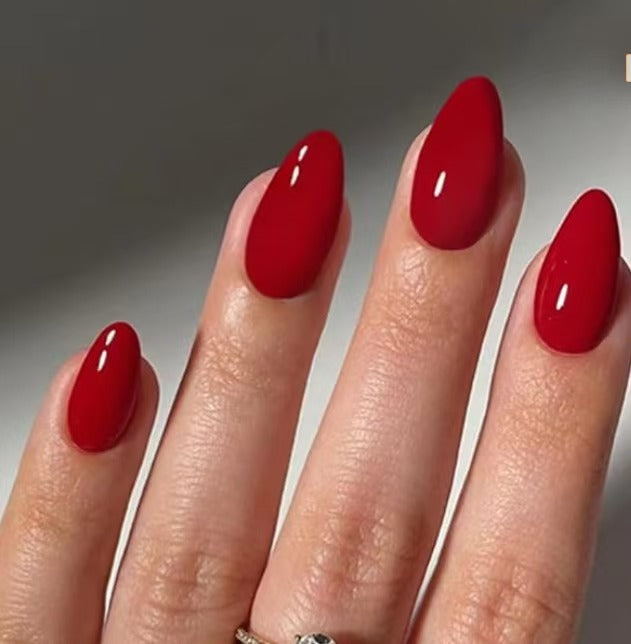 Kunstnagelset mit glänzenden, spitzen Akzenten Karnz