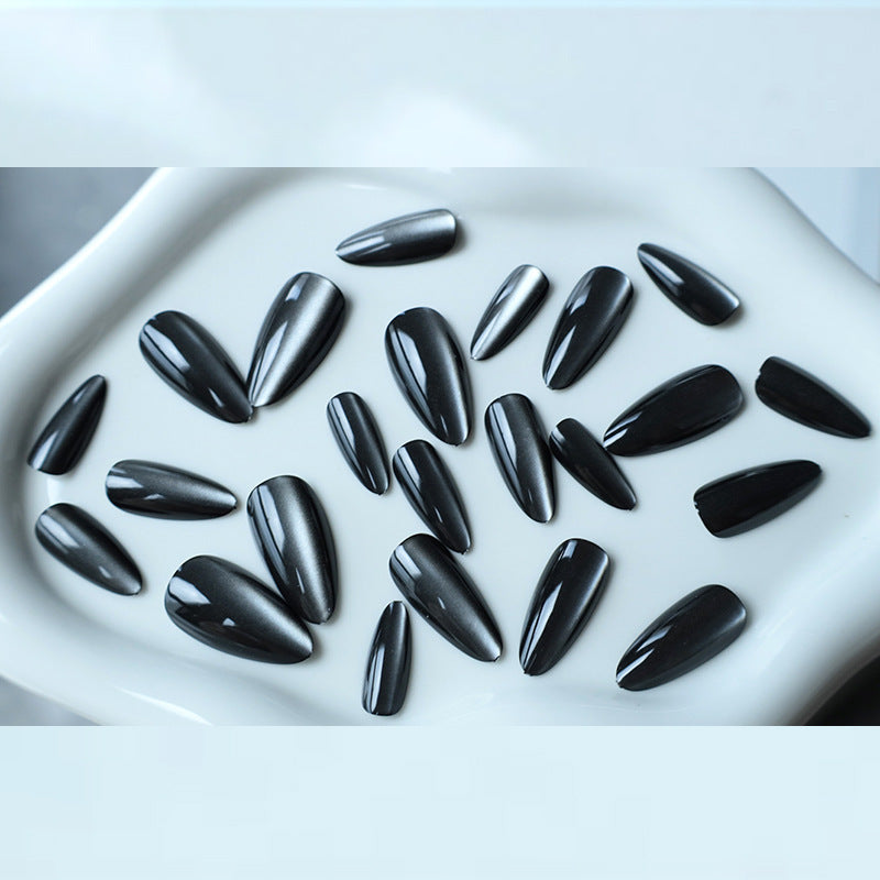 Glänzende Stiletto-Nagelerweiterungen Karnz