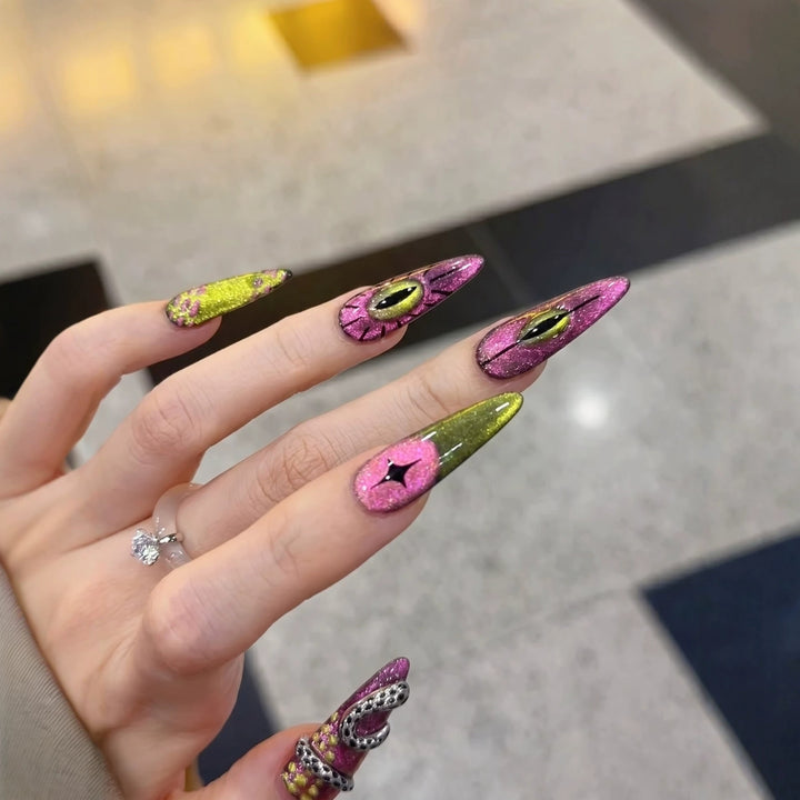 Künstlerisches Stiletto Press-On Nail Set mit einzigartigem Grafikdesign Karnz