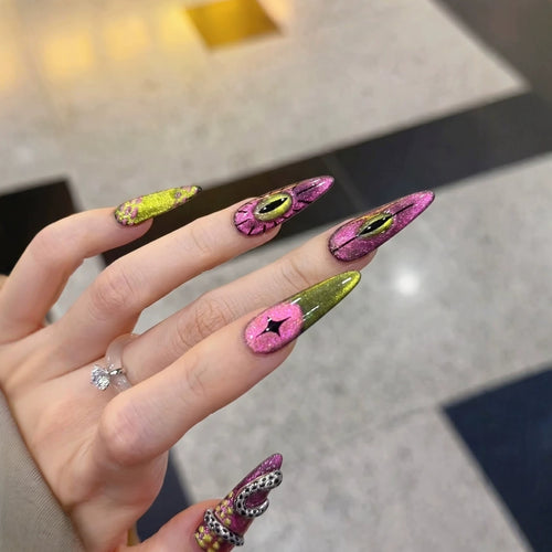 Künstlerisches Stiletto Press-On Nail Set mit einzigartigem Grafikdesign Karnz