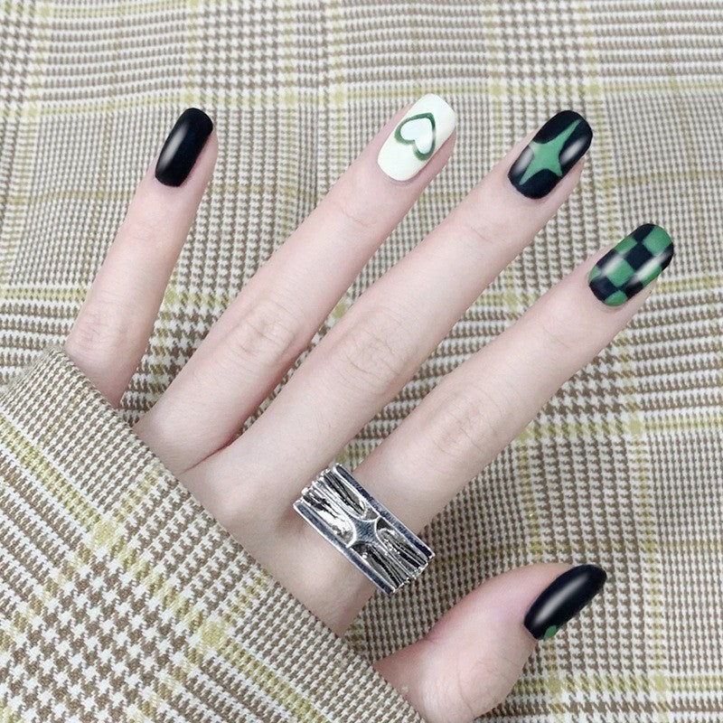 Kreatives Kunstnagelset mit geometrischen Mustern Karnz
