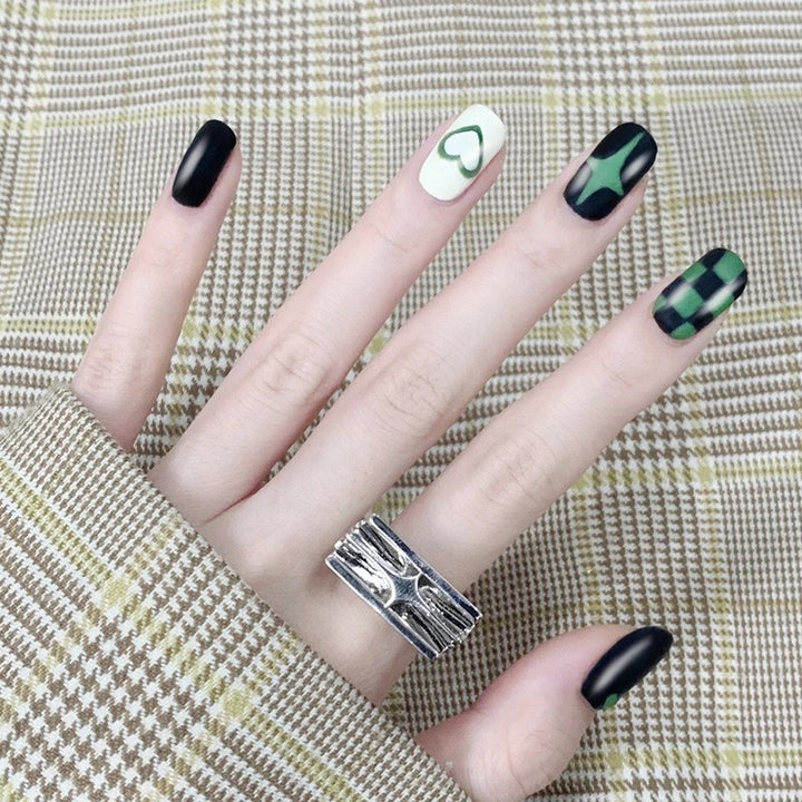 Kreatives Kunstnagelset mit geometrischen Mustern Karnz