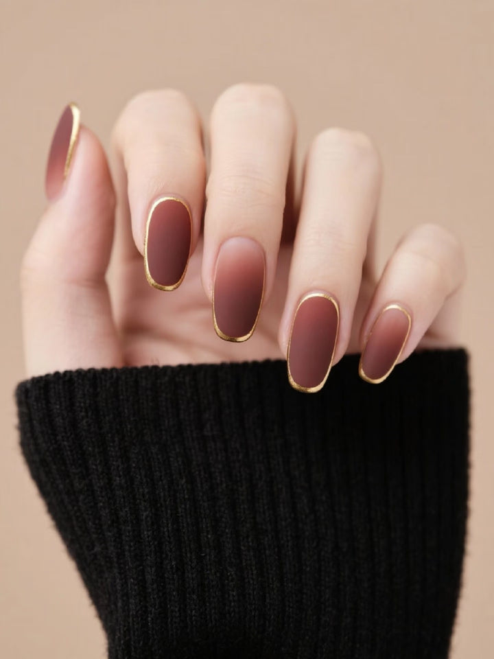 Matte Finishing Press-On-Nagel Set mit Goldrändern