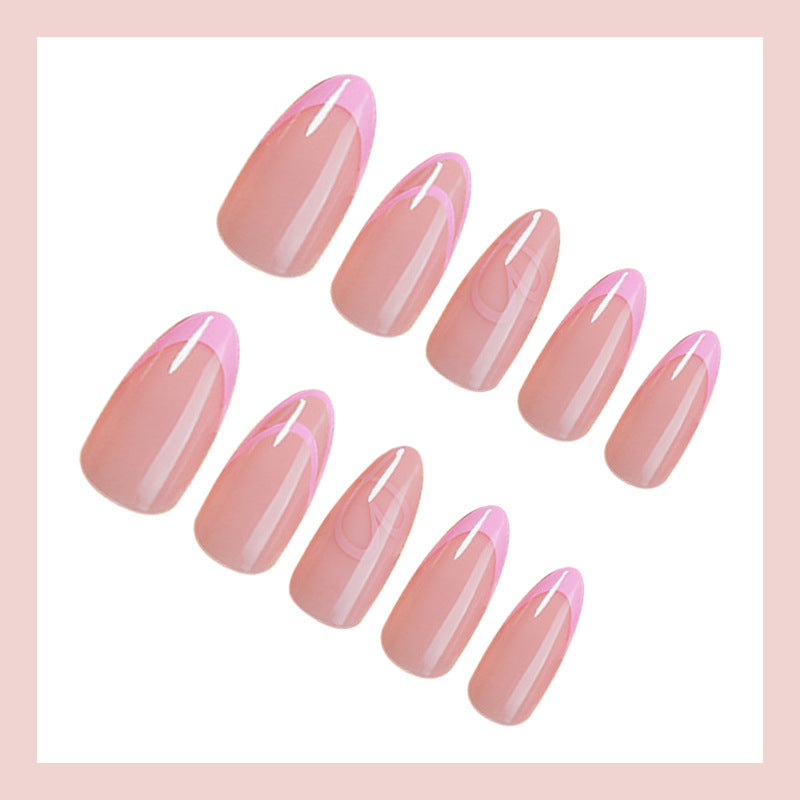 Kunstnagelset mit elegantem French-Tip und romantischen Akzenten Karnz
