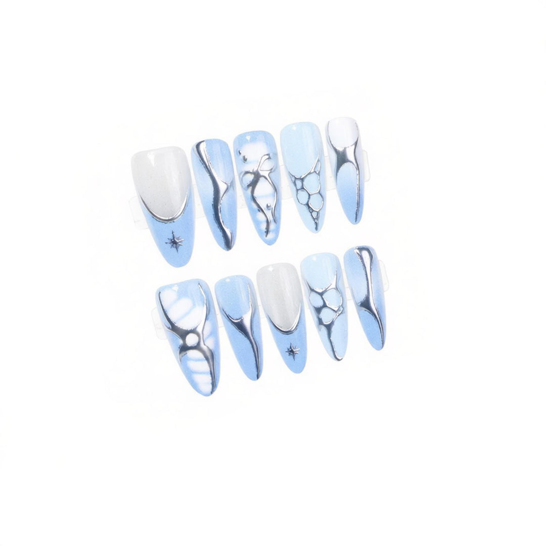 Künstlerisches Press-On Nail Set mit metallischen und kristallenen Akzenten Karnz